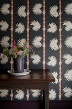 Afbeelding in Gallery-weergave laden, Paint &amp; Paper Library Wallpaper Hardy Palm
